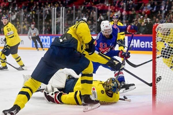 Hokejisté USA porazili domácí Švédsko 6:2 a zaútočí na zlato po 65 letech