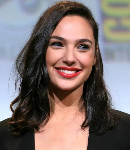 800px-Gal_Gadot_cropped_lighting_corrected_2b