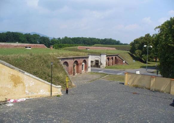 Fotografie - Terezín-Litoměřická brána od vrchu retranchementu 5 - 28.07.2016