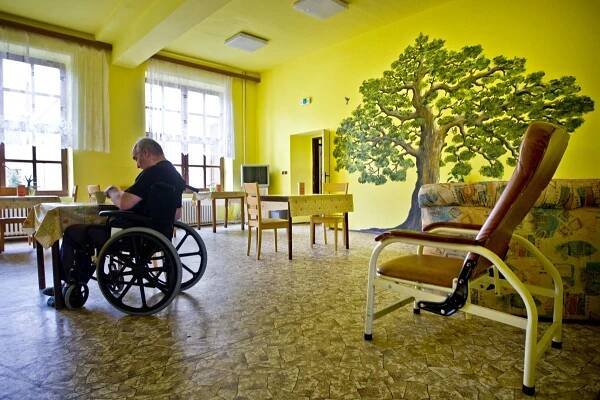 Žena mu zomrela skôr ako umožňuje zákon. Ľudia sa mu vyzbierali na dlžnú sumu