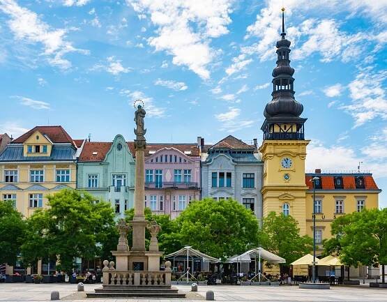 Ostrava, Moravskoslezský kraj, Česká republika, 28.07.2021, Ústřední náměstí města Ostravy se starou radnicí — Stock obrázek