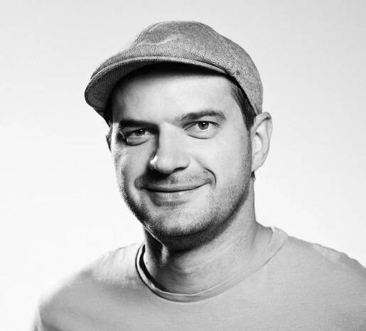 Černobílý portrét architekta Marka Pavlase, odborníka na CLT dřevostavby a zakladatele značky Domky Srdcem