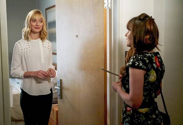 Nová holka - Vrátit odesílateli - Z filmu - Caitlin Fitzgerald, Zooey Deschanel