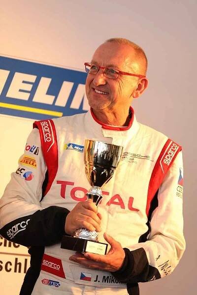 Jaroslav Mikoláš si splnil dětský sen. Zúčastnil se závodů vozů značky Porsche. Oporou mu na cestách byla jeho manželka Irena.