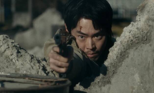 Masaki Suda as Ryosuke Yoshii.