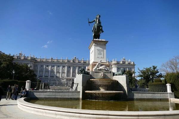 Kašna se sochou u budovy královského paláce