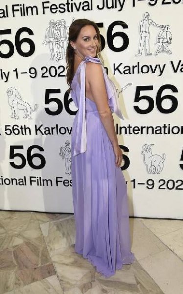Úplně poprvé byla naostro! Lucie Šlégrová své přírodní pětky vyvenčila na karlovarském festivalu v šatech bez podprsenky