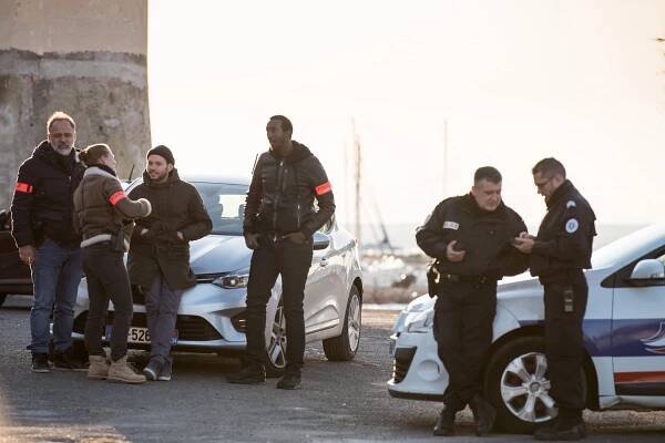 Olivier Cabassut, Yeelem Jappain, Ali Marhyar, Christophe Ntakabanyura - Policajtka Barbie - Comme on fait son lit on se couche - Z filmu