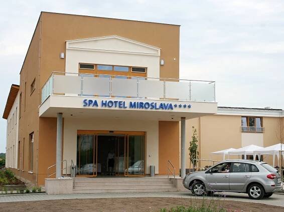 Hotel Miroslava? No přece podle manželky