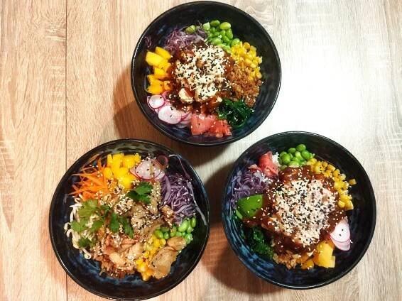 Vinohradská Havaj: poke bowl s kuřetem, lososem, krevetami, hovězím masem i vege