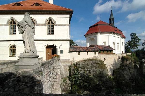 HRAD VALDŠTEJN OTEVÍRÁ SVOJI KLASICISTNÍ BRÁNU NA VELKÝ PÁTEK - Turnovsko v akci