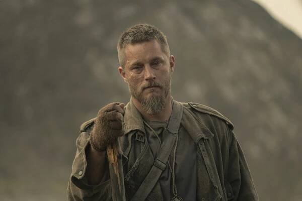 Vychováni vlky - Feeding - Z filmu - Travis Fimmel