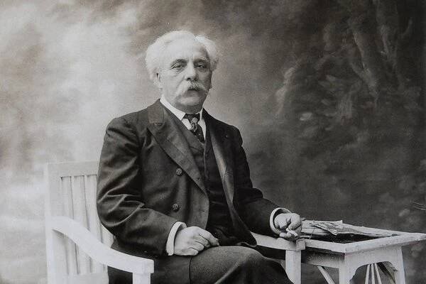Při bohoslužbách kouřil a hrál v kostele operní hudbu. Není divu, že duchovní v Rennes, kde Gabriel Fauré působil jako varhaník, šokoval