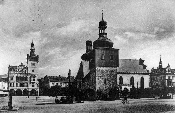 Náchod, náměstí s kostelem a novou radnicí; před rokem 1948.
