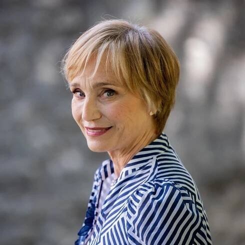 https://media-cldnry.s-nbcnews.com/image/upload/rockcms/2025-08/kristin-scott-thomas-mc-1x1-250806-02-793702.jpg