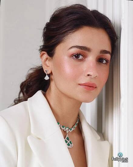 Actress Alia Bhatt HD Pictures - FullyPics