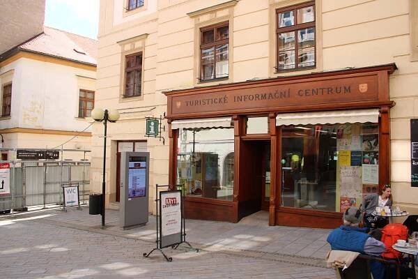 Turisté ve Znojmě a restaurace: nic si neobjednají, zajímá je jedině záchod