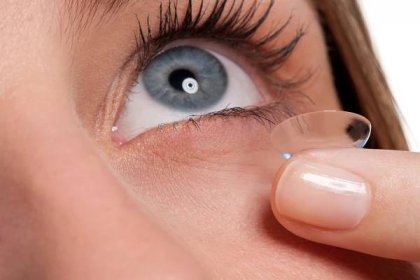 Kontaktní čočky vás mohou připravit o zrak: 6 situací, kdy je nenosit