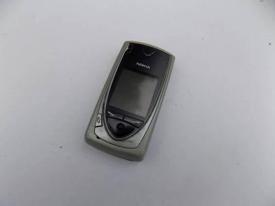 Starý mobilní telefon Nokia vysouvací klávesnice menší