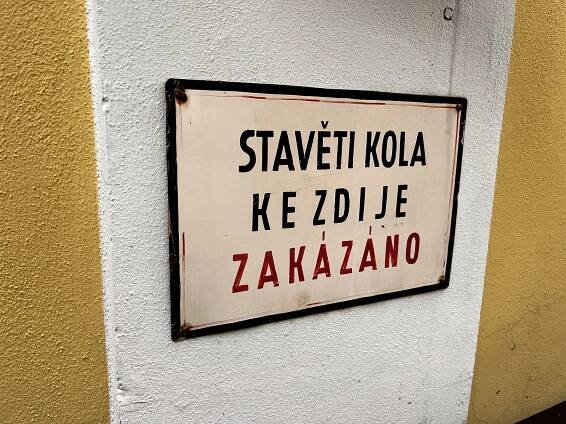 Unikátní atmosféra, dobré pivo. Hospůdku U Kovárny si oblíbily i známé osobnosti