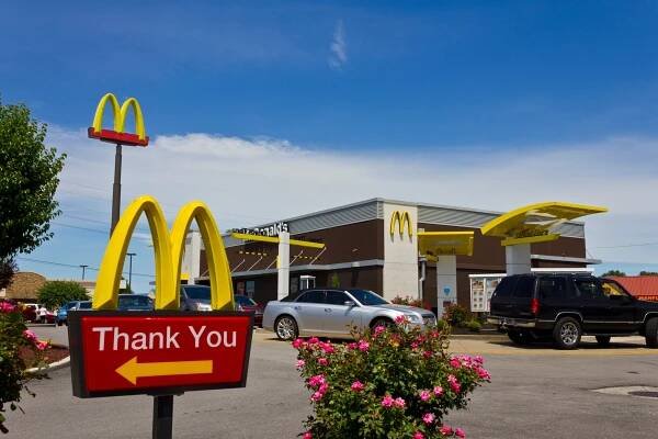 restaurace mcdonald's umístění v - značka drive thru - stock snímky, obrázky a fotky