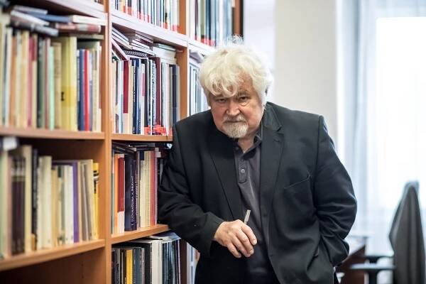 Petr Pithart: Jsem zásadně proti bourání soch a pomníků