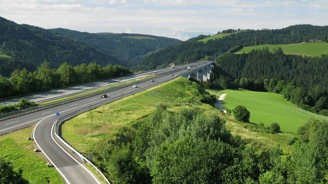 Autem do Rakouska v roce 2025: Vše o dálniční známce a další tipy na cestu