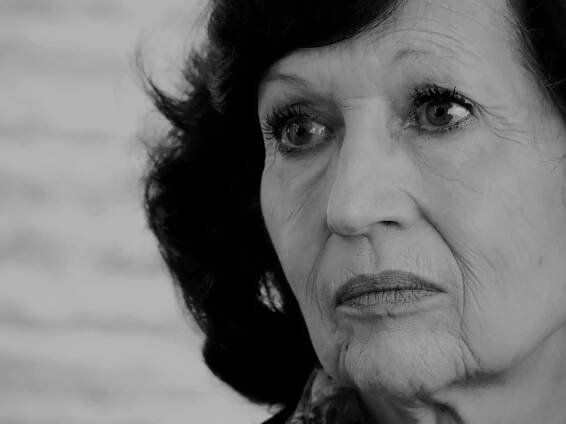 Eliška Krausová-Chaves konkuruje humorem a vypravěčským talentem svým slavným bratrům