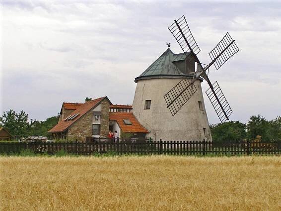 Soubor:Větrný mlýn Lesná.jpg – Wikipedie
