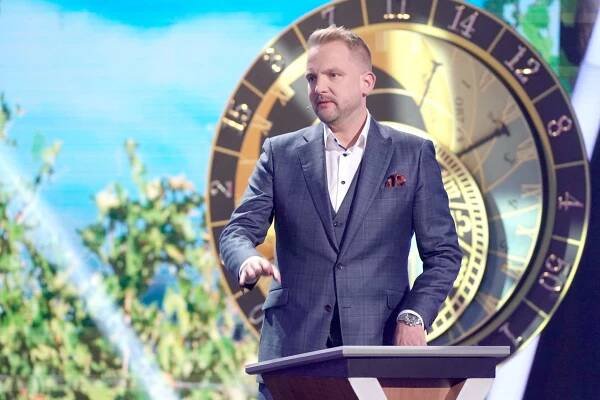 Moderátor pořadu Libor Bouček se zeptá, co kapitáni dávají svým přátelům ze zahraničí jako suvenýr