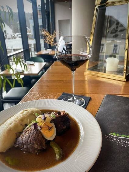 Víkendový speciál: Španělský ptáček s kynutým žemlovým knedlíkem - Panská Zahrada – Hotel a Restaurace Dobřichovice