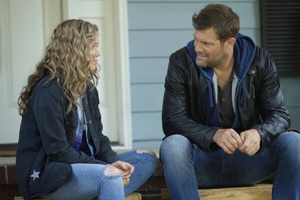 Stargirl - Shining Knight - Z filmu - Brec Bassinger, Geoff Stults
