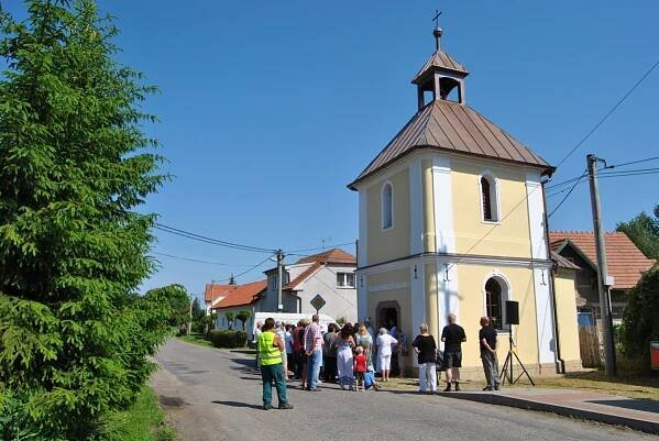 Vysvěcení kaple Navštívení Panny Marie v Podlužanech (3. 6. 2017) - Oficiální stránky města Rožďalovice