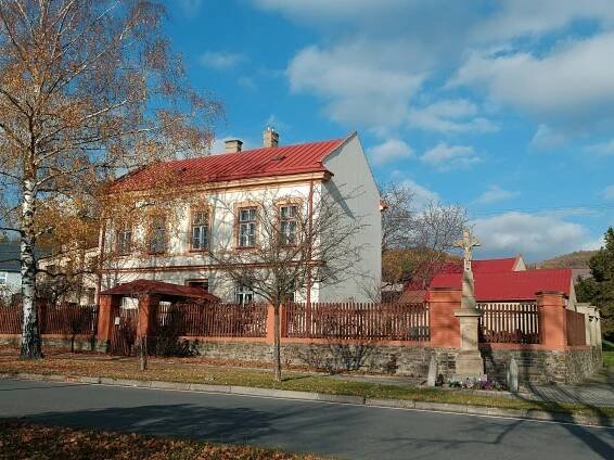 Soubor:Fara v Dolním Újezdě.jpg – Wikipedie