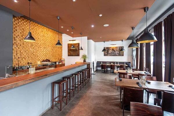 Restaurace Tsuri sushi & fusion (asijská kuchyně) v Ostravě-Porubě, léto 2023.