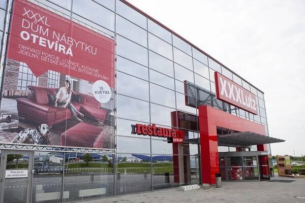 Modřickou nákupní zónu rozšiřuje prodejna nábytku XXXLutz. Práci zde našlo sto deset lidí