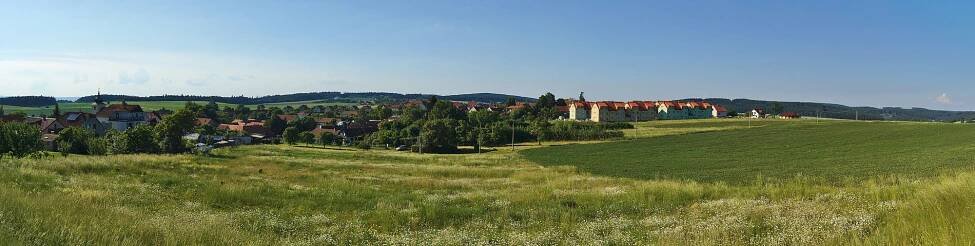Panoramatický pohled na obec od jihovýchodu