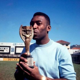 Pele kisses the Jules Rimet trophy in 1970