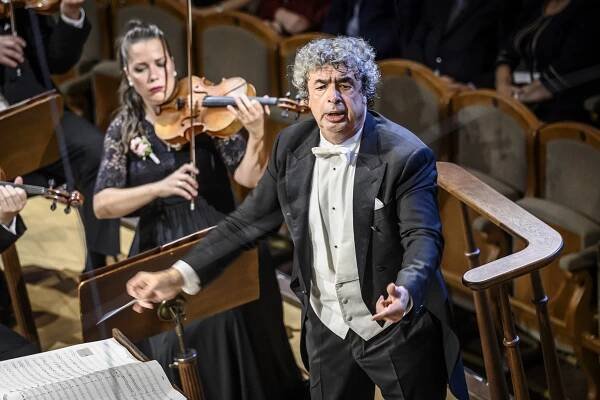 Česká filharmonie zahájila sezonu monumentální „Leningradskou“ symfonií