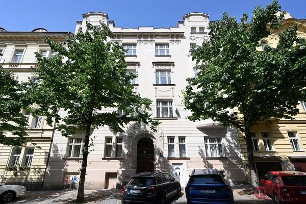 REZERVACE: Pronájem zařízeného podkrovního bytu 3+KK/70m2 s terasou 8m2 – Chodská, Praha 2 – Vinohrady | Quantum reality