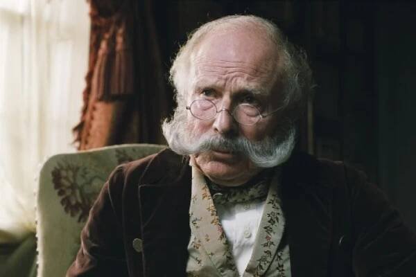 Zemřel představitel Watsona, herec Edward Hardwicke