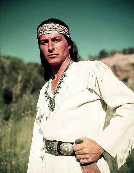 Ne, to není Vinnetou, ale Lex Barker jako  náčelník Apačů ve filmu Válečné bubny (1957).