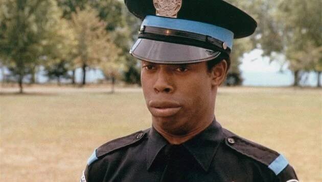 Přijede seržant Jones z Policejní akademie, mistr zvuků Michael Winslow