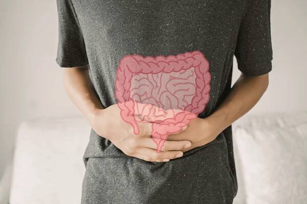 ruce lisující břicho s tvarem střeva, zdravé trávení střev, děravé střevo, probiotika a prebiotika pro zdraví střev, tlustého střeva, žaludku, koncepce rakoviny žaludku - karcinom žaludku - stock snímky, obrázky a fotky