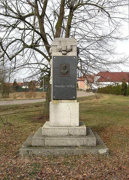 Soubor:Zruč-Senec, memorial.jpg