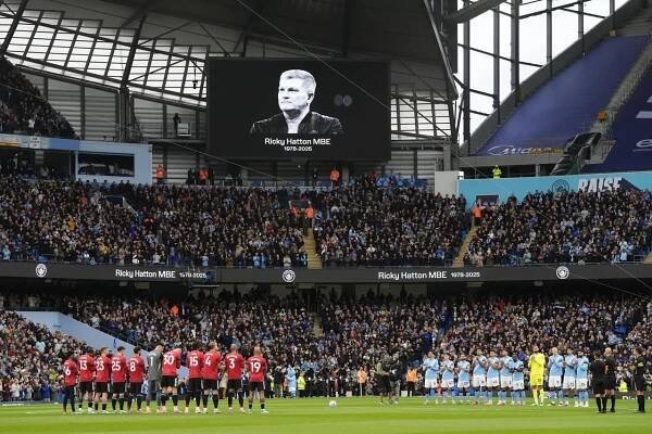 Players line up in tribute to the late Ricky Hatton ahead of the Manchester derby (Nick Potts/PA)