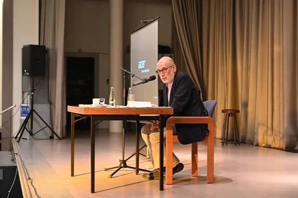 More Than 400 People Supported "True Russia" at a Charity Meeting with Boris Akunin