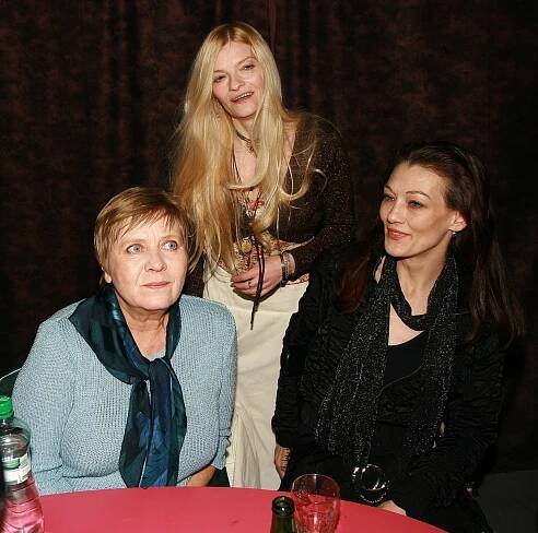 Jaroslava Obermaierová s Monikou Kvasničkovou si Michaelou Kudláčkovou.  