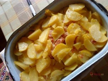 Zapečené brambory se šunkou a sýrem