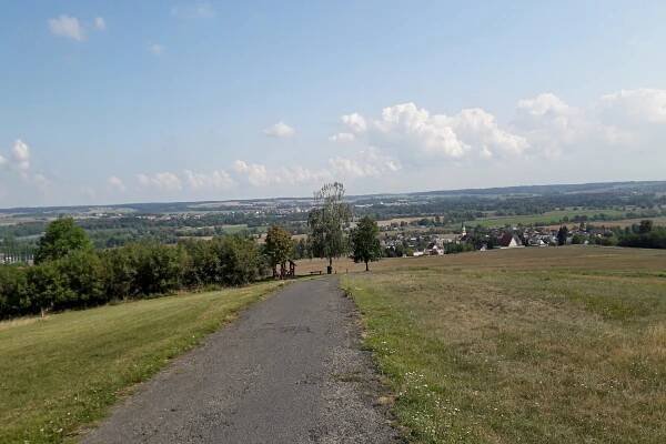 Kopec Ostrá hůrka v Háji ve Slezsku vypráví letitý příběh obce s pěti stromy ve znaku | Střední Čechy